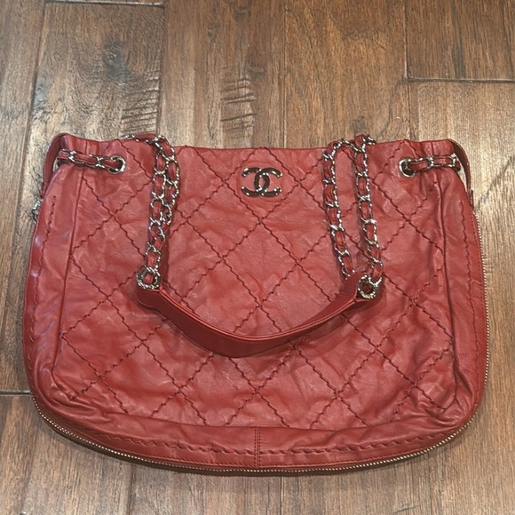 🌟 Authentic 🌟 CHANEL Red Quilted Women's Bag - Picture 2 of 16